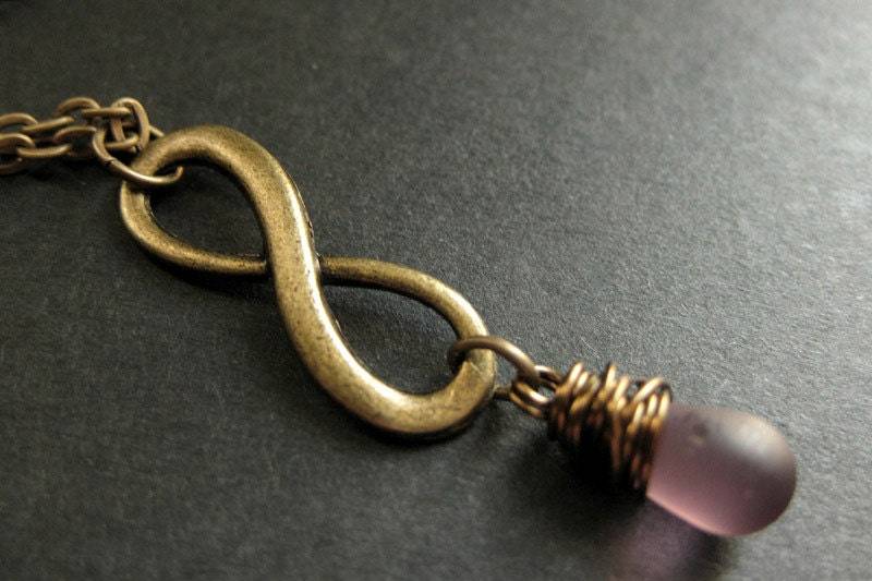Draht Gewickelt Bronze Unendlichkeit Anhänger Halskette. Gefrostete Lila Teardrop Handmade Schmuck von TheTeardropShop