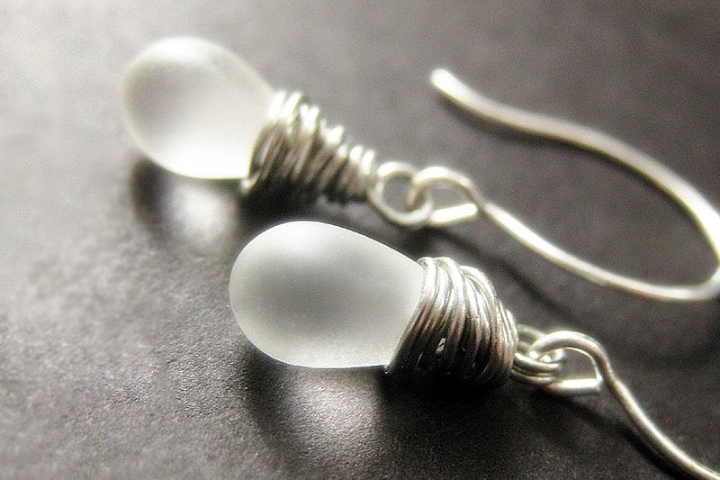 Draht Gewickelt Frosted Irisierende Weiße Teardrop Ohrringe in Silber. Handmade Schmuck von TheTeardropShop