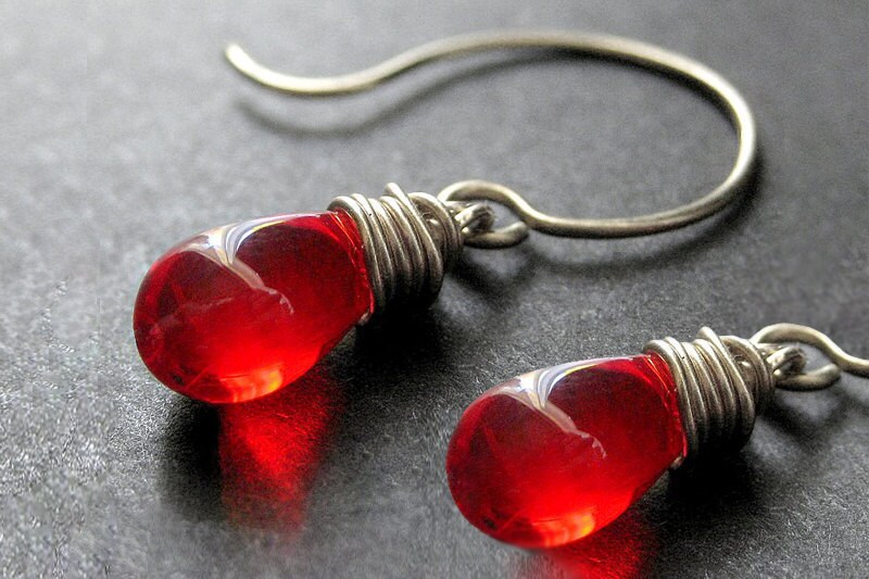 Draht Gewickelt Ohrringe - Siam Rot Klar Teardrop in Silber. Handmade Schmuck von TheTeardropShop