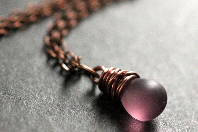 Draht Gewickelt Teardrop Halskette. Gefrostete Lila Kupfer Brautjungfer Schmuck. Handmade von TheTeardropShop