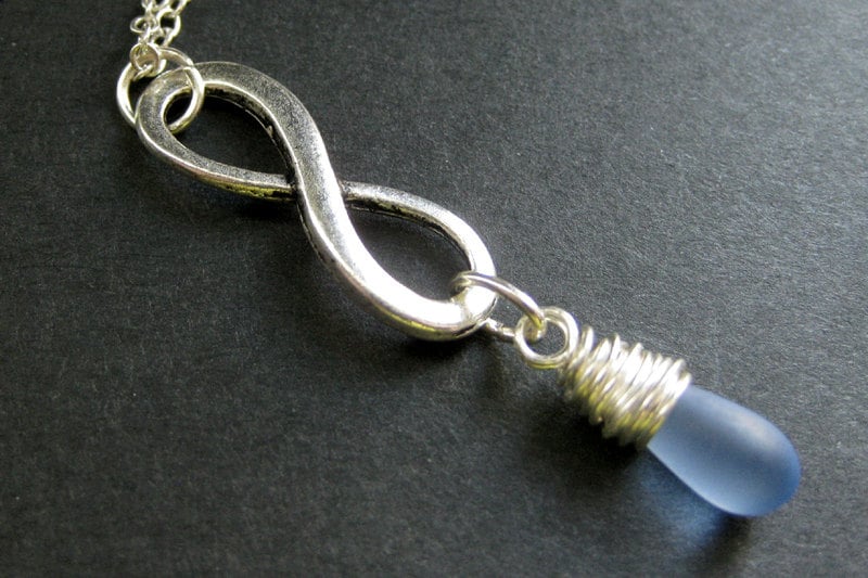 Draht Gewickelt. Gefrostete Blaue Tropfen-Halskette. Silber Infinity Halskette. Handmade Schmuck von TheTeardropShop