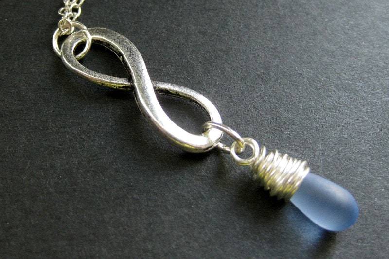 Draht Gewickelt. Gefrostete Blaue Tropfen-Halskette. Silber Infinity Halskette. Handmade Schmuck von TheTeardropShop