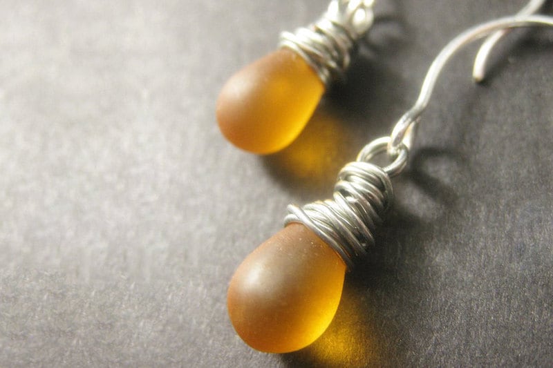 Draht Gewickelte Ohrringe Gefrostete Honig Teardrop Ohrringe in Silber. Handmade Schmuck von TheTeardropShop