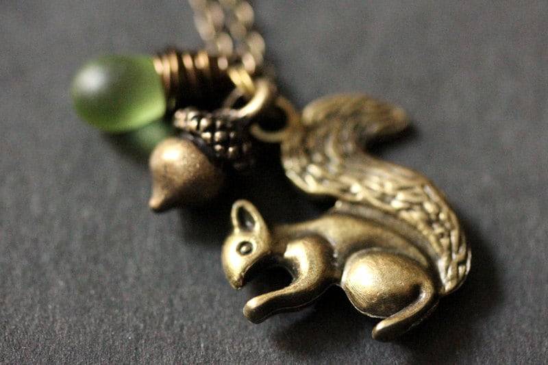 Eichhörnchen Charm Halskette. Waldland Halskette Mit Eichel Charm. Tropfen Kette in Bronze. Schmuck. Handgemachte von TheTeardropShop