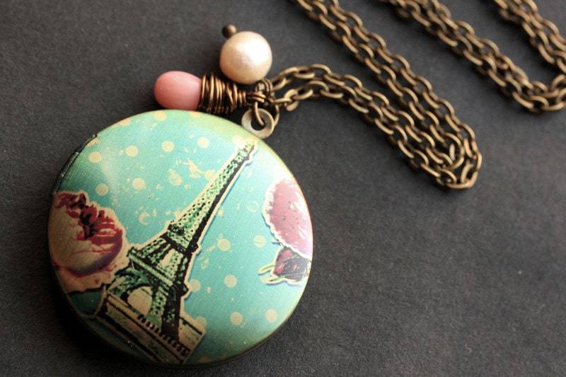 Eiffelturm Locket Halskette. Frühling in Paris Halskette Mit Korallentropfen Und Süßwasserperle. Handmade Schmuck von TheTeardropShop