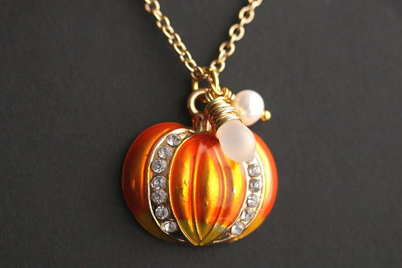 Emaillierte Kürbis Halskette. Orange Halloween-Halskette. Strass Charm Halskette Mit Glastropfen Und Süsswasserperle von TheTeardropShop