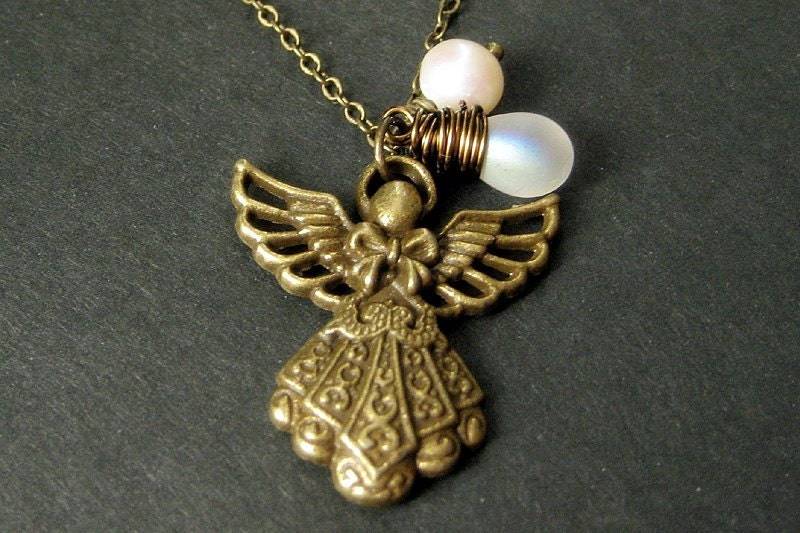 Engel Halskette. Anhänger Aus Bronze, Mit Irisierendem Tropfen Und Süßwasserperle. Handmade Schmuck von TheTeardropShop