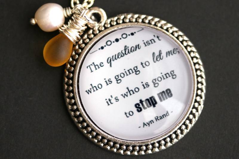 Entschlossenheit Halskette. Ayn Rand Zitat Halskette Mit Glastropfen Und Perle. Wer Wird Mich Stoppen Handmade Schmuck von TheTeardropShop