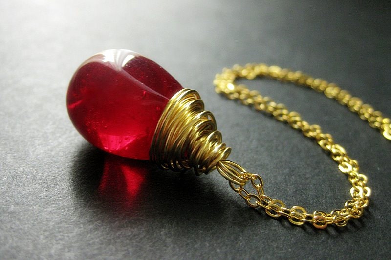 Extra Große Rote Solitär Halskette. Teardrop Halskette Wire Wrapped in Gold. Handgemachte von TheTeardropShop