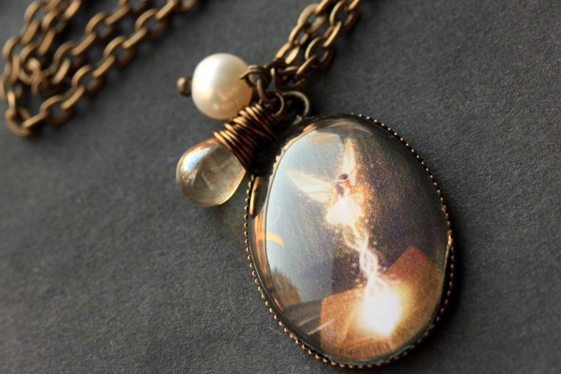 Fee Halskette. Feen Anhänger Mit Glastropfen Und Perle. Charm Tragbare Schmuckkunst. Handmade Schmuck von TheTeardropShop