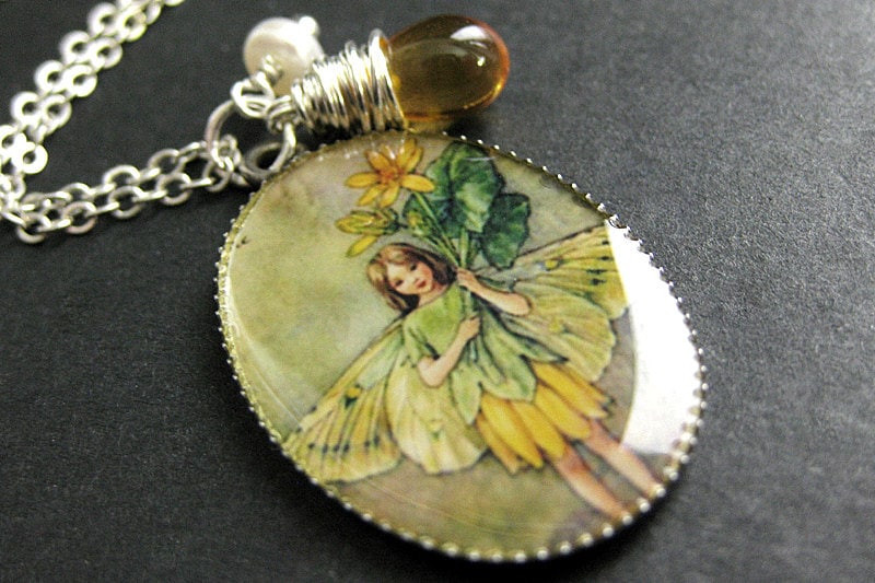 Fee Halskette. Gelbe Elfenkette Mit Honigtropfen Und Süßwasserperle. Blumen Feen Anhänger Handmade Schmuck von TheTeardropShop
