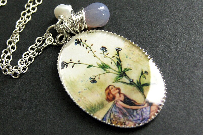 Fee Halskette. Lila Blumenfee Anhänger Mit Lavendelfarbener Träne Und Süsswasserperle. Handmade Schmuck von TheTeardropShop
