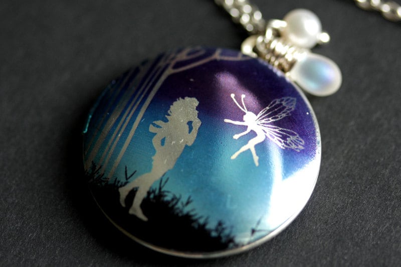 Fee Locket Halskette. Lila-Blaue Elfen-Halskette Mit Glastropfen Und Süßwasserperle. Schmuck. Silber Medaillon von TheTeardropShop