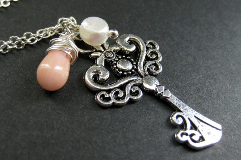 Filigrane Schlüssel Halskette. Bettelkette Aus Silber Mit Rosa Korallentropfen Und Süsswasserperle. Handgemachte von TheTeardropShop