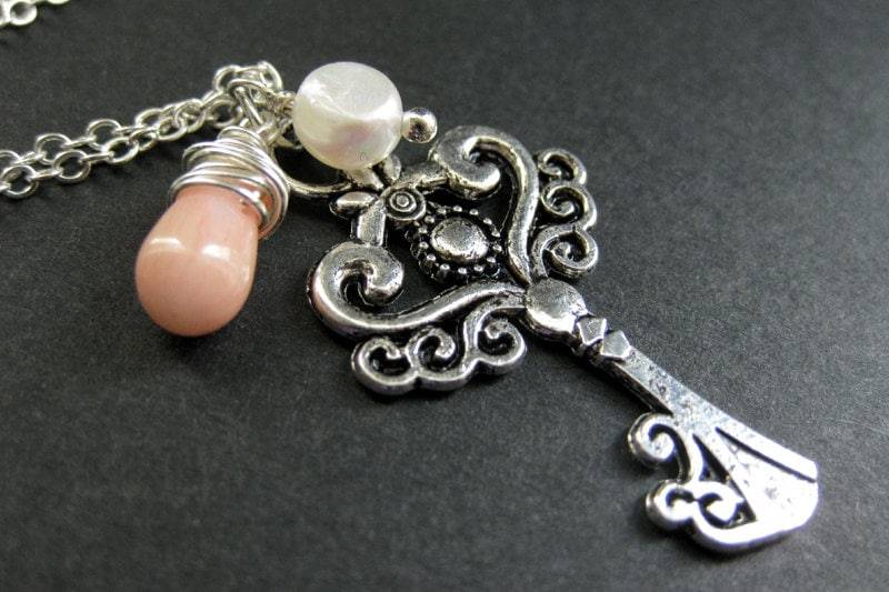 Filigrane Schlüssel Halskette. Bettelkette Aus Silber Mit Rosa Korallentropfen Und Süsswasserperle. Handgemachte von TheTeardropShop