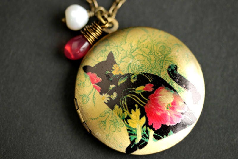 Floral Katze Medaillon Halskette. Schwarze Katzenhalskette Mit Pink Teardrop Und Süßwasserperlen-Anhänger. Bronze-Medaillon. Handgemachte von TheTeardropShop