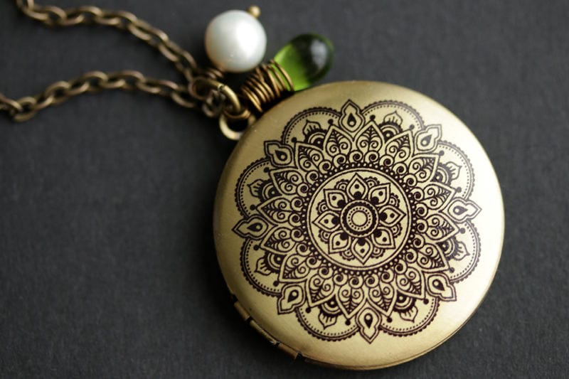 Floral Mandala Locket Halskette. Halskette Mit Glastropfen Und Süßwasserperle Charm. Bronze-Medaillon. Handgemachte von TheTeardropShop