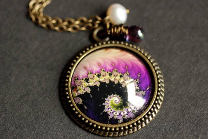 Fraktal Halskette. Lila Anhänger. Halskette Mit Glastropfen Und Süsswasserperle. Bronze Kette. Handgemachte von TheTeardropShop