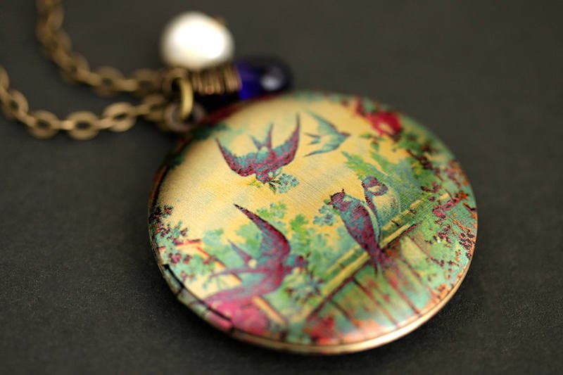 Garten Bluebirds Locket Halskette. Halskette Mit Kobaltblauer Träne Und Weißer Perle. Schmetterling Bronze-Medaillon von TheTeardropShop