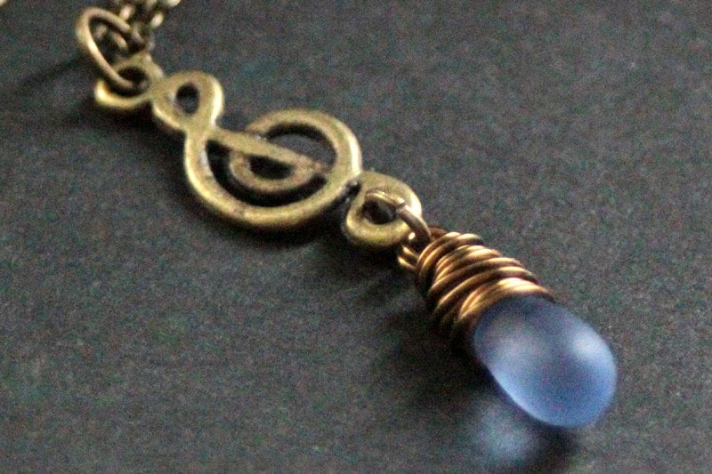 Gefrostete Blaue Tropfen-Halskette. Note Halskette. Violinschlüssel Musik Halskette in Bronze. Handmade Schmuck von TheTeardropShop