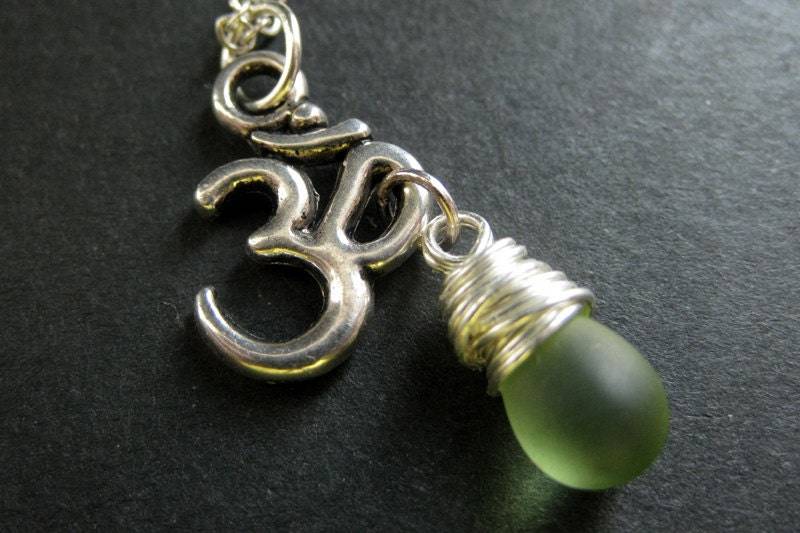 Gefrostete Grüne Halskette in Silber. Yoga-Halskette. Tropfen Halskette. Om-Halskette. Yoga-Schmuck. Handmade Schmuck von TheTeardropShop