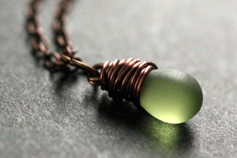 Gefrostete Grüne Teardrop-Halskette. Kupfer Halskette. Tropfen Solitär. Brautjungfer Schmuck. Handmade von TheTeardropShop