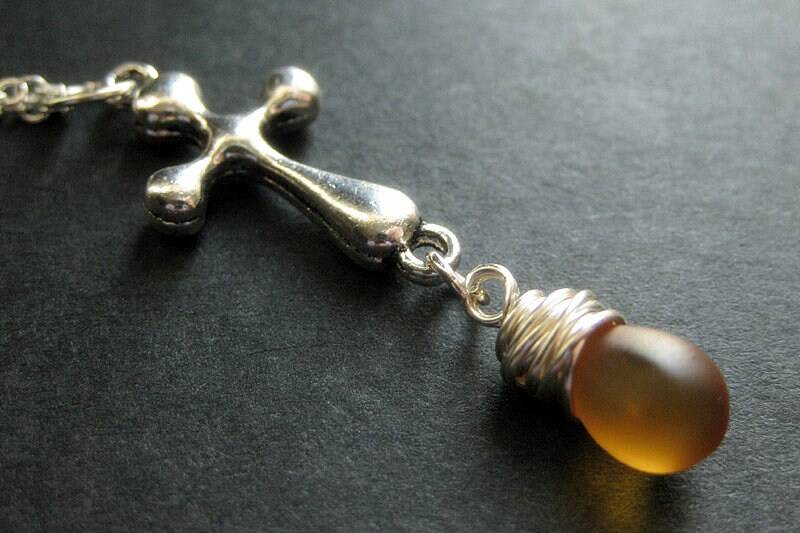 Gefrostete Honig Teardrop Anhänger Halskette. Christlichen Schmuck. Silber Kreuz Handmade von TheTeardropShop