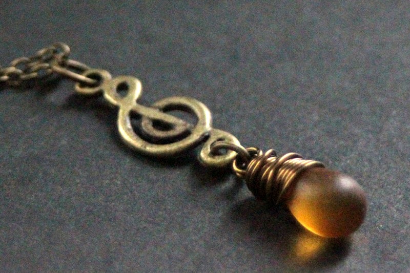 Gefrostete Honig Teardrop Halskette. Musik-Halskette. Violinschlüssel Note Halskette in Bronze. Handmade Schmuck von TheTeardropShop