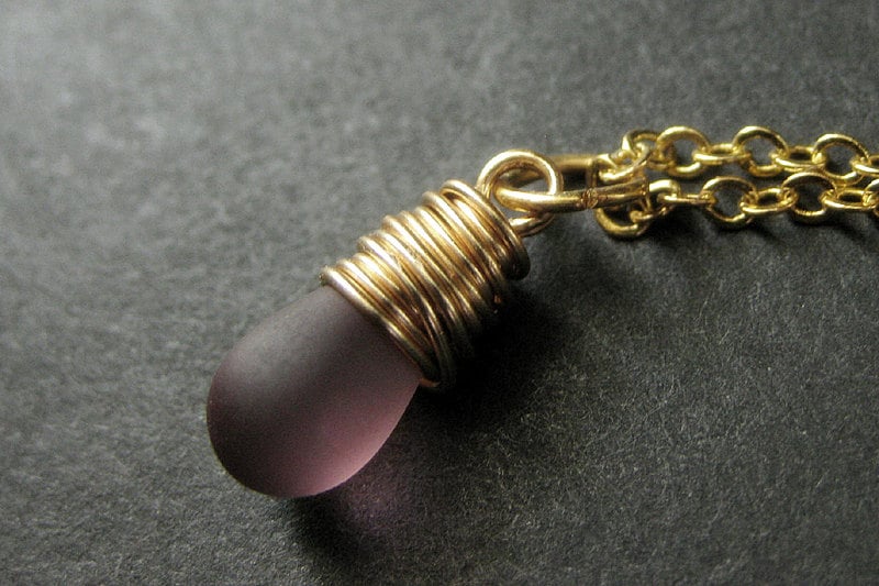 Gefrostete Lila Halskette. Teardrop Halskette Wire Wrapped in Gold. Brautjungfer Schmuck. Handgemachte von TheTeardropShop