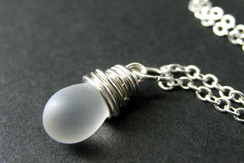 Gefrostete Opalisierende Teardrop-Halskette in Silber. Brautjungfer Schmuck. Draht Gewickelt Teardrop. Handgemachte Halskette von TheTeardropShop
