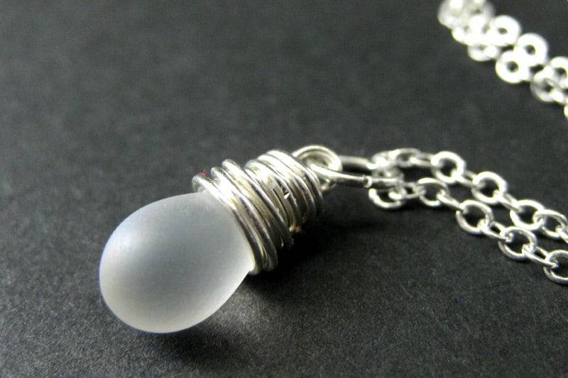 Gefrostete Opalisierende Teardrop-Halskette in Silber. Brautjungfer Schmuck. Draht Gewickelt Teardrop. Handgemachte Halskette von TheTeardropShop