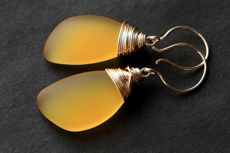 Gelbe Seaglass Ohrringe. Seeglasohrringe. Draht Gewickelt Flügel Handmade Schmuck von TheTeardropShop