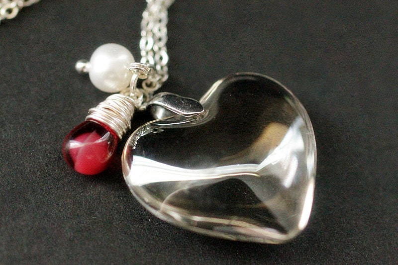 Glasherz Kette in Silber. Schillerndes Klares Herz Necklace Mit Draht Gewickelt Träne Und Perle. Anhänger. Handgemachte Halskette von TheTeardropShop