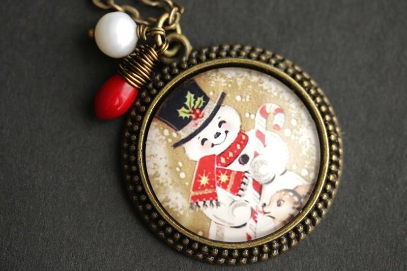 Glücklicher Schneemann-Halskette. Weihnachts-Anhänger. Weihnachtskette Mit Roter Koralle Träne Und Perlen Anhänger. Weihnachts-Halskette. Bronze von TheTeardropShop