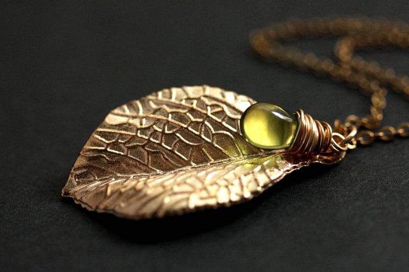 Gold Blatt Halskette. Charm Anhänger Mit Wire Wrapped Teardrop. Schmuck. Handmade von TheTeardropShop