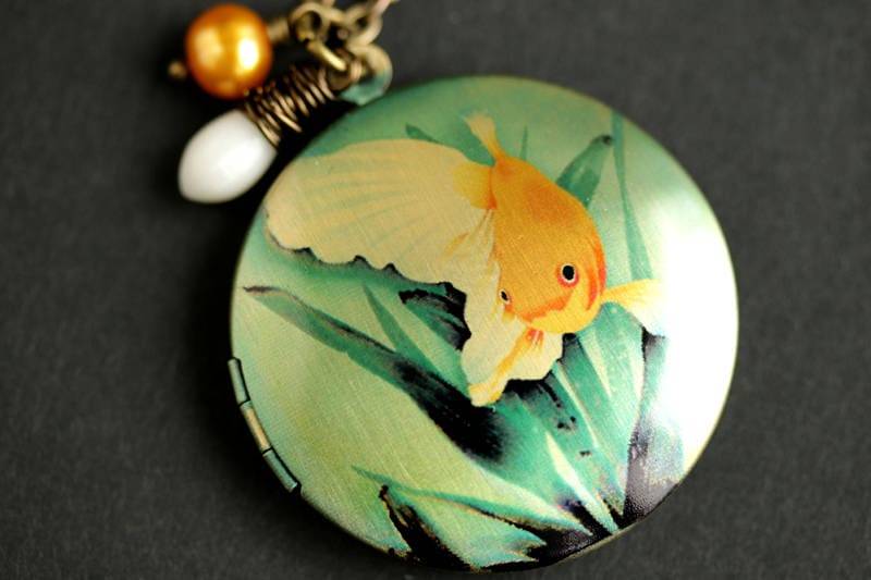 Goldfisch Locket Halskette. Halskette Mit Weißer Koralle in Tropfenform Und Süßwasserperle. Orange Bronze-Medaillon von TheTeardropShop