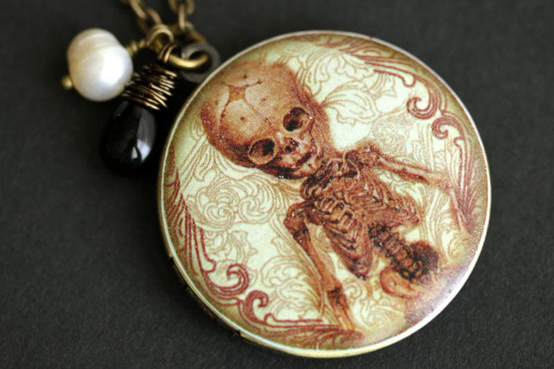 Gothic Skelett Medaillon Halskette. Skelett-Halskette Mit Schwarzem Teardrop Und Süsswasserperlen-Charm Halloween-Halskette von TheTeardropShop