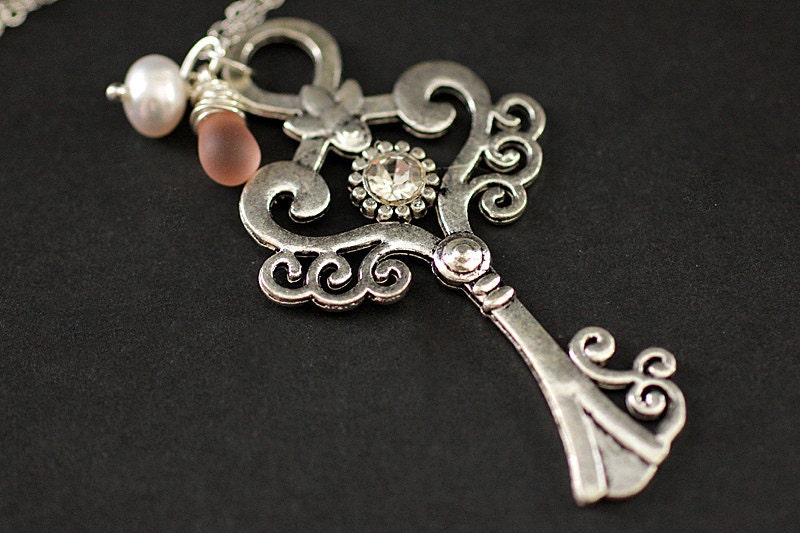 Groß Schlüssel Halskette. Filigrane Anhänger Kette in Silber Mit Glastropfen Und Echter Süßwasserperle. Handgemachte von TheTeardropShop