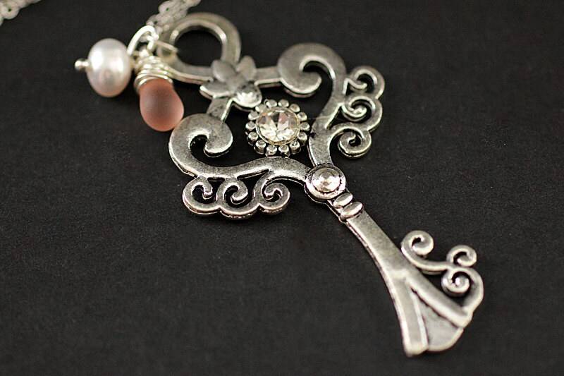 Groß Schlüssel Halskette. Filigrane Anhänger Kette in Silber Mit Glastropfen Und Echter Süßwasserperle. Handgemachte von TheTeardropShop