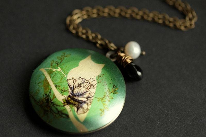 Grüne Eule Locket Halskette. Grünes Medaillon Mit Schwarzer Teardrop Und Süßwasserperle. Bronze Kette. Handmade Schmuck von TheTeardropShop