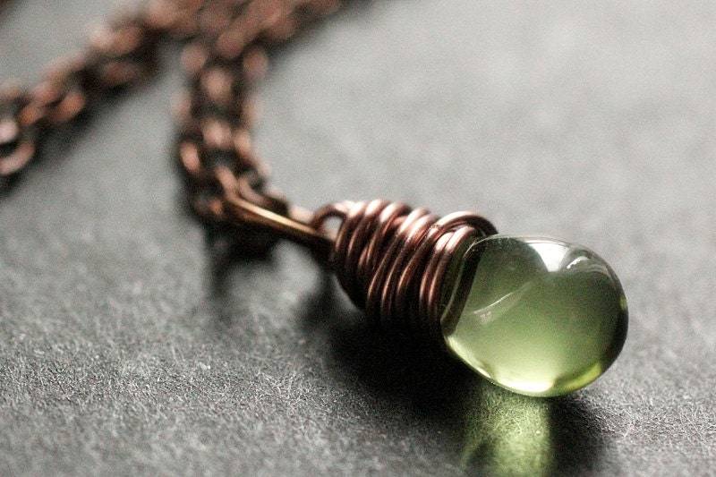 Grüne Halskette. Wire Wrapped Kupfer Teardrop Solitär-Halskette. Brautjungfer Schmuck. Handmade von TheTeardropShop