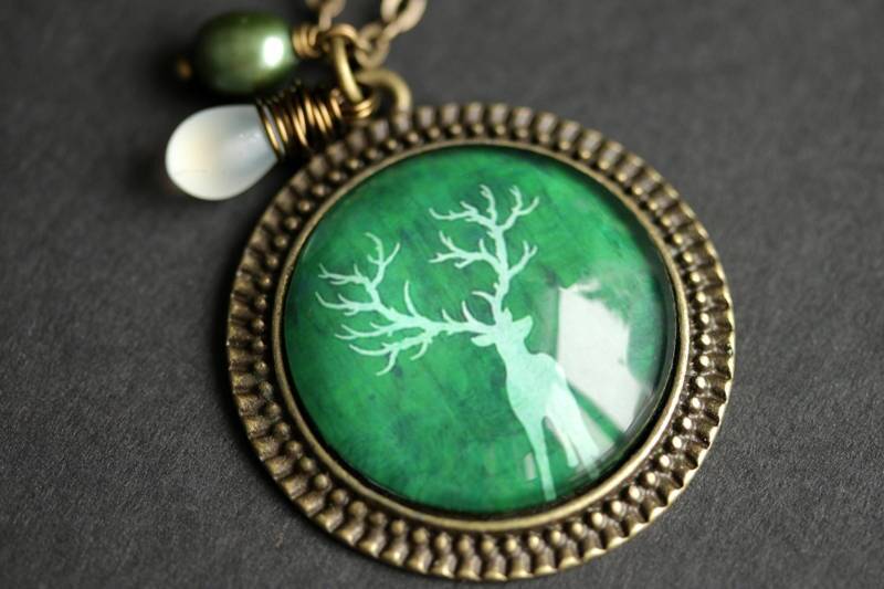 Grüne Hirsch Halskette. Reh Anhänger. Halskette Mit Mattweißer Träne Und Süßwasserperle. Wald Bronze Kette von TheTeardropShop