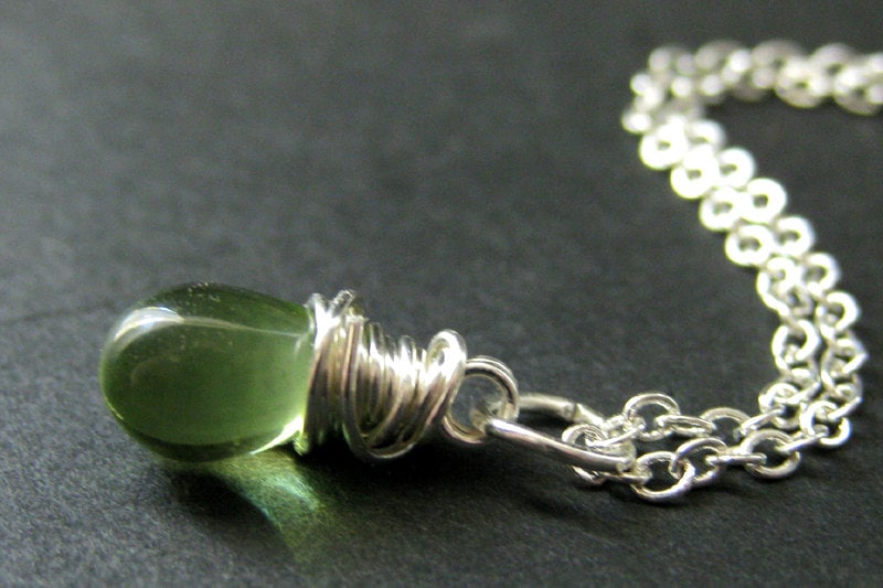 Grüne Teardrop-Halskette in Silber. Brautjungfer Halskette. Draht Gewickelt Teardrop Handmade Schmuck von TheTeardropShop