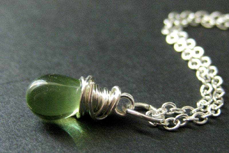 Grüne Teardrop-Halskette in Silber. Brautjungfer Halskette. Draht Gewickelt Teardrop Handmade Schmuck von TheTeardropShop