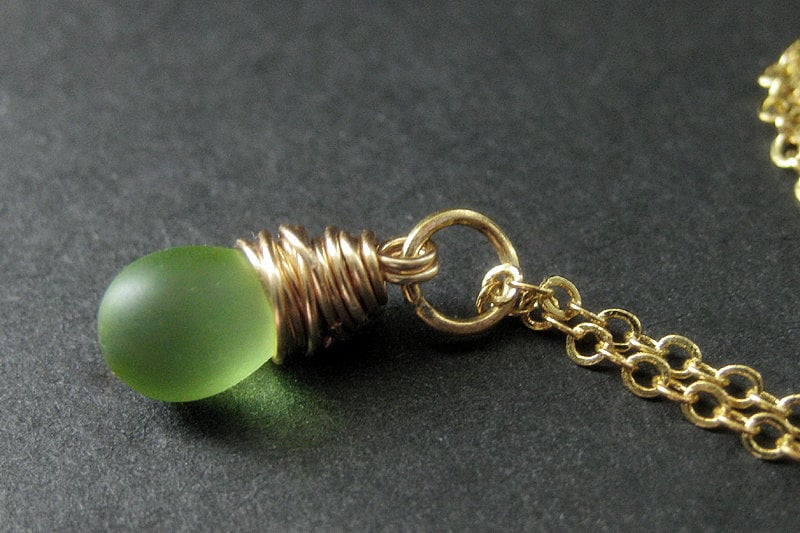 Grüne Wolke Halskette. Teardrop Anhänger Halskette Wire Wrapped in Gold. Brautjungfer Schmuck. Handgemachte von TheTeardropShop