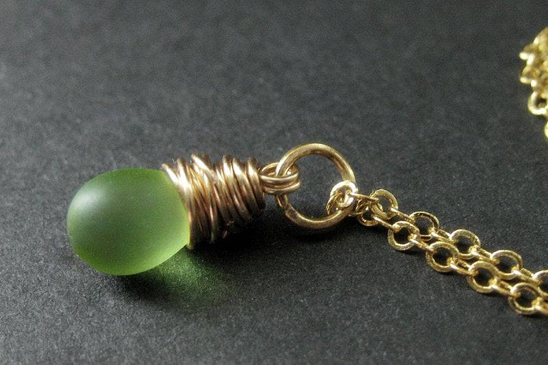 Grüne Wolke Halskette. Teardrop Anhänger Halskette Wire Wrapped in Gold. Brautjungfer Schmuck. Handgemachte von TheTeardropShop