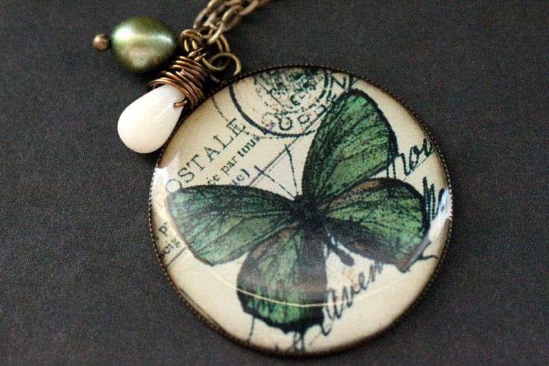 Grüner Schmetterling Halskette. Anhänger Mit Drahtgewickelter Träne Und Olivgrüner Perle. Schmuck. Handmade von TheTeardropShop