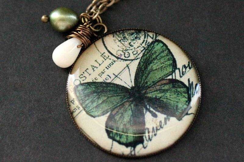 Grüner Schmetterling Halskette. Anhänger Mit Drahtgewickelter Träne Und Olivgrüner Perle. Schmuck. Handmade von TheTeardropShop