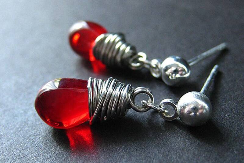 Hängeohrringe Draht Gewickelt Crimson Red Teardrop Ohrstecker. Handmade Schmuck von TheTeardropShop