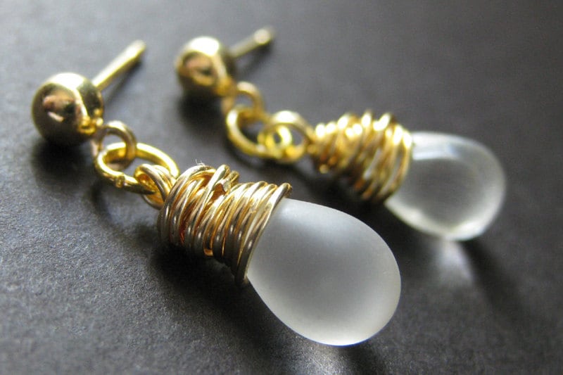 Hängeohrringe Draht Gewickelt Frosted Weiß Hängeohrringe. Post Ohrringe in Gold. Handmade Schmuck von TheTeardropShop